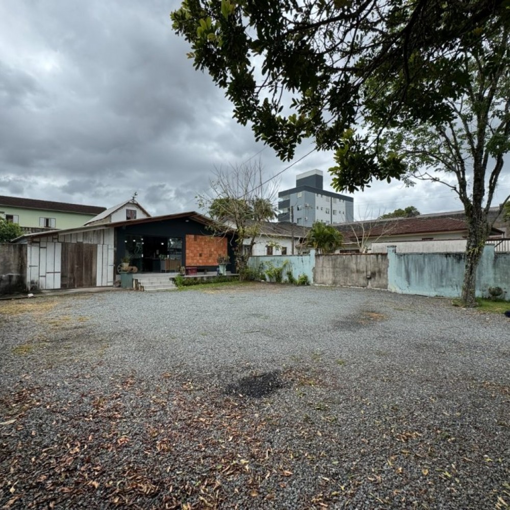 Terreno com casa / construo 