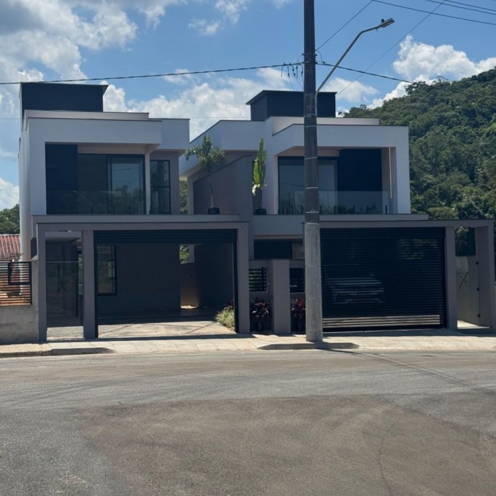 Casa com Piscina em Tr�s Rios do Norte | Jaragu� d