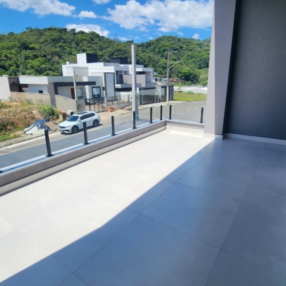 Casa com 1 Su�te + 2 Quartos em Jaragu� do Sul