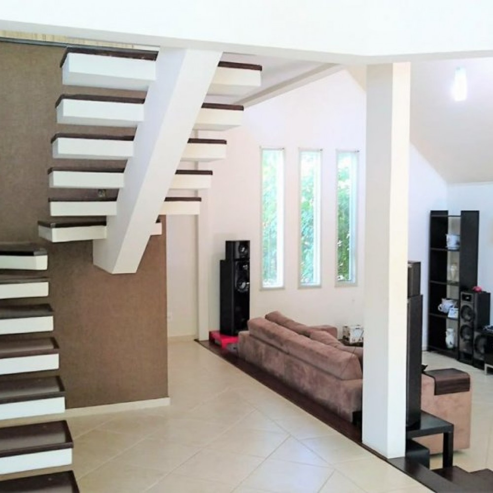 Casa com 4 Quartos e Piscina no Czerniewicz