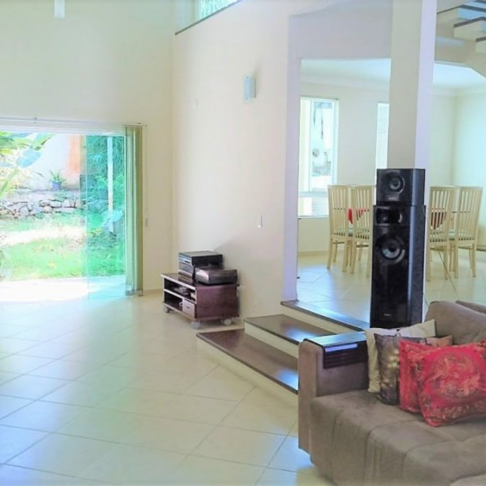 Casa com 4 Quartos e Piscina no Czerniewicz