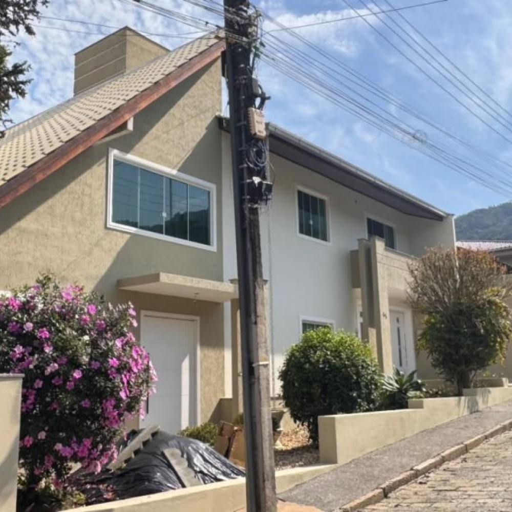 Casa com 4 Quartos e Piscina no Czerniewicz