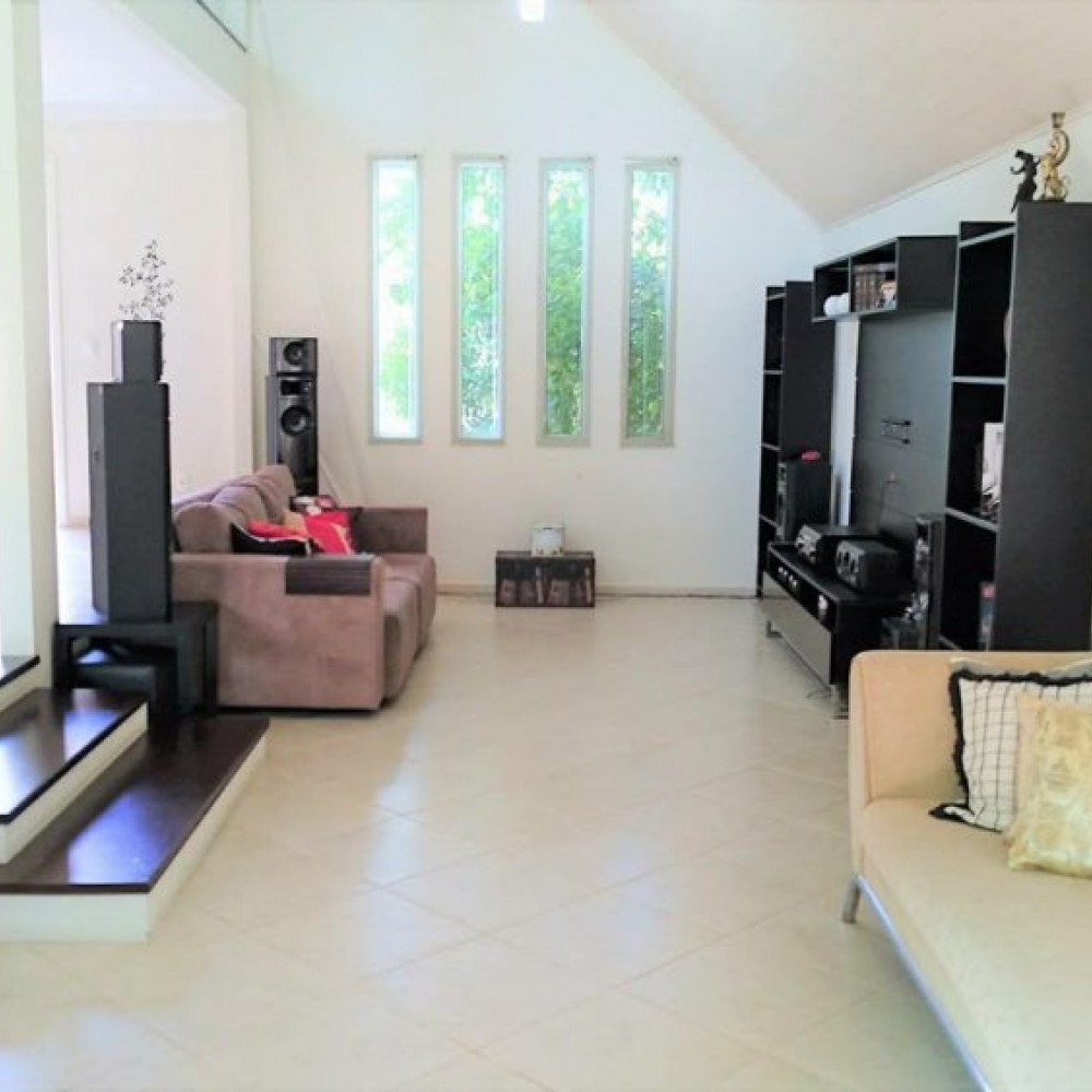 Casa com 4 Quartos e Piscina no Czerniewicz