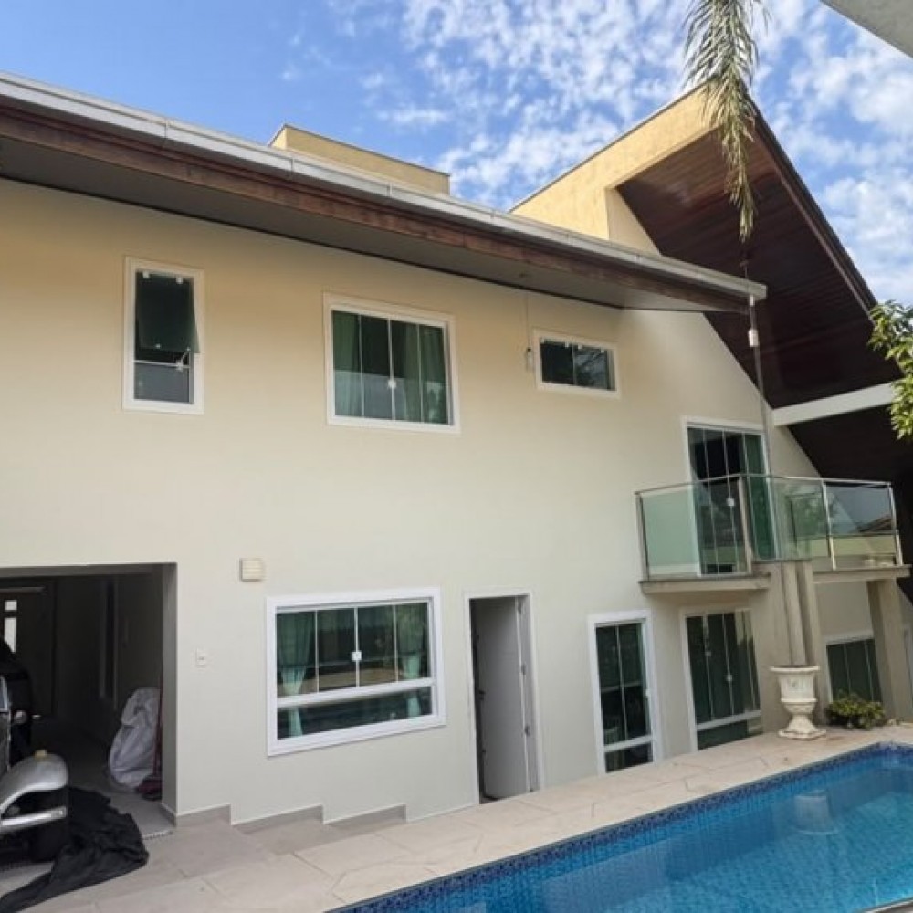 Casa com 4 Quartos e Piscina no Czerniewicz