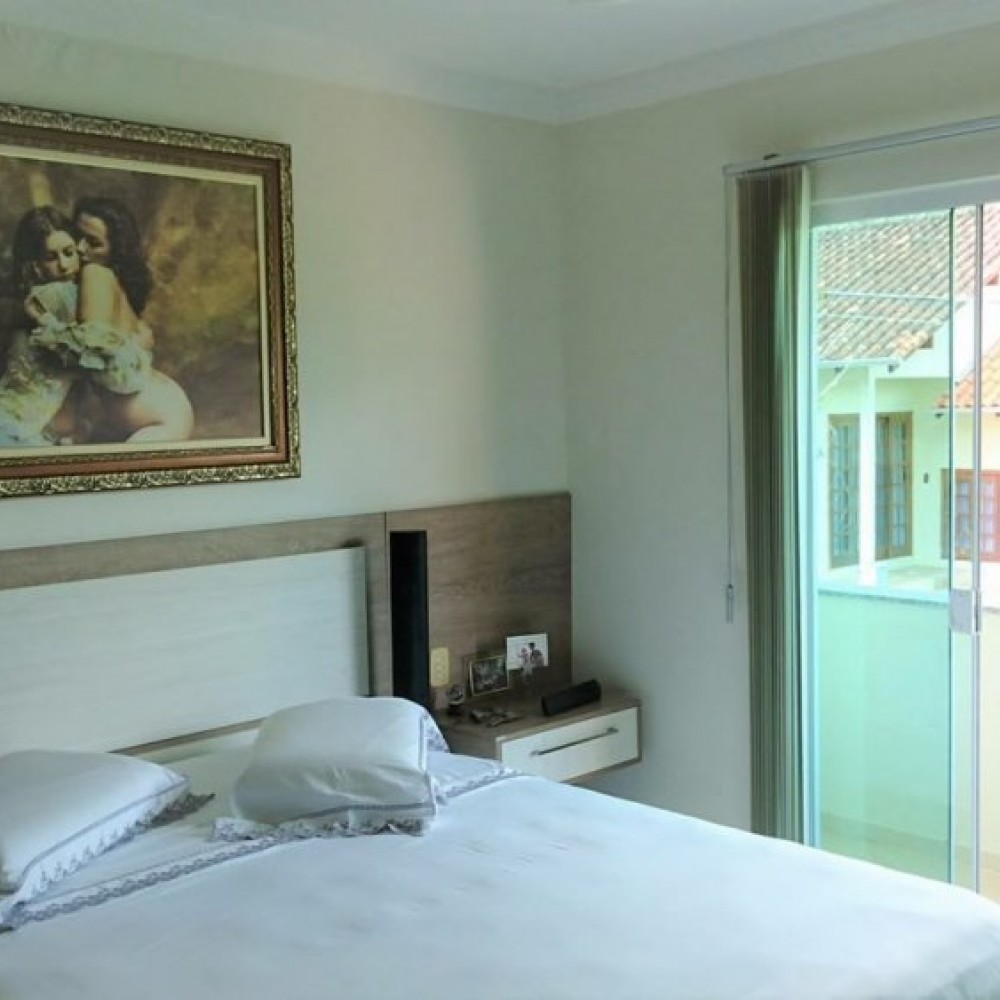 Casa com 4 Quartos e Piscina no Czerniewicz