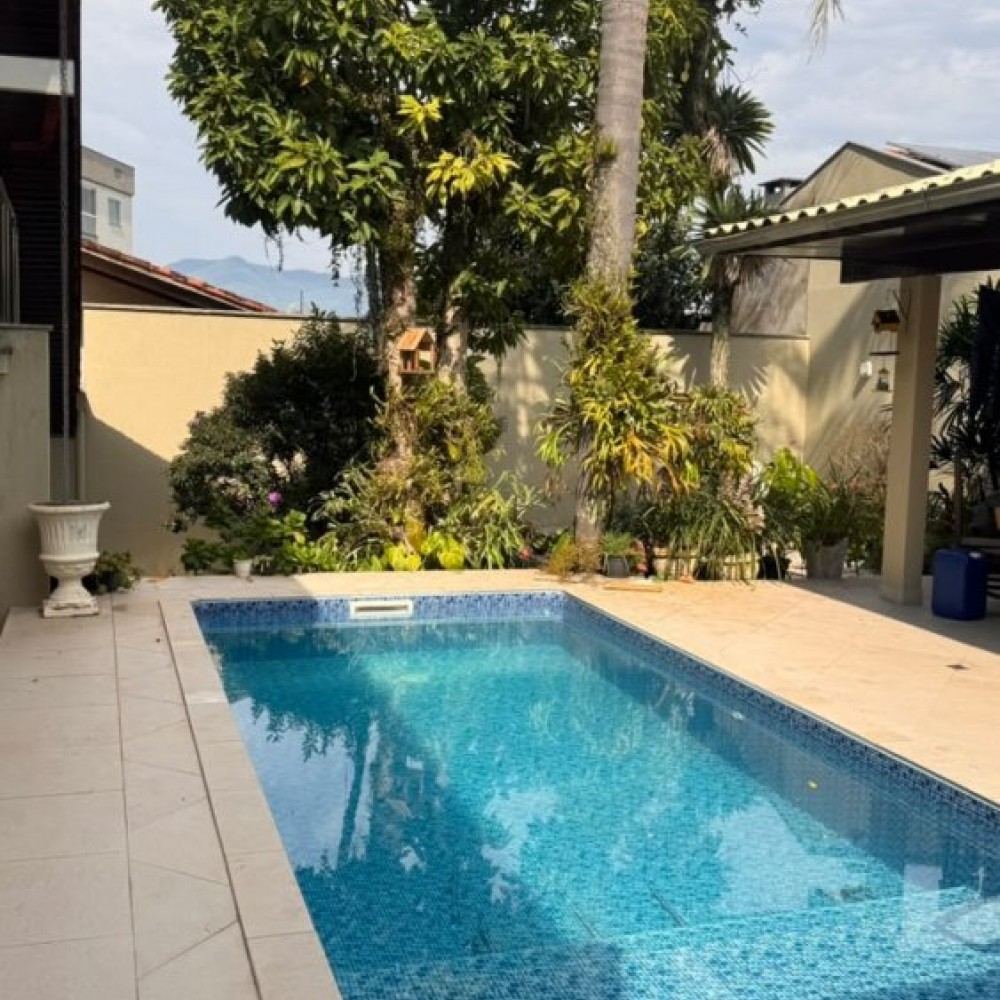 Casa com 4 Quartos e Piscina no Czerniewicz