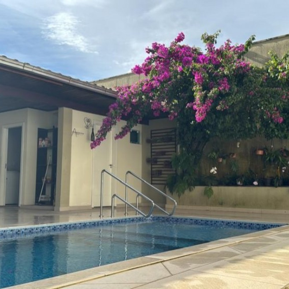 Casa com 4 Quartos e Piscina no Czerniewicz