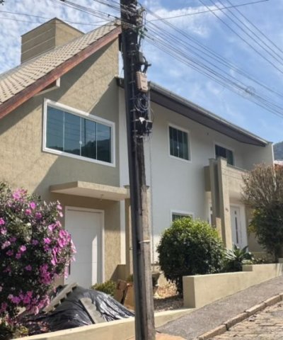 Casa com 4 Quartos e Piscina no Czerniewicz
