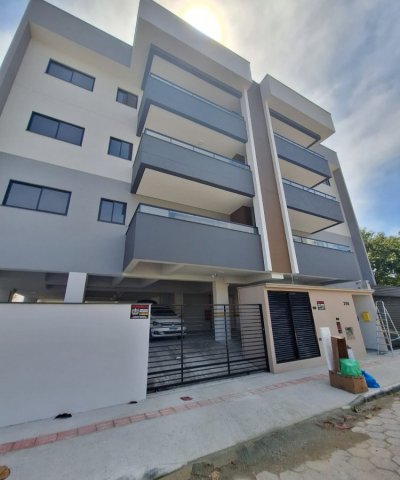 Apartamentos a 300m do Mar em Balne�rio Pi�arras